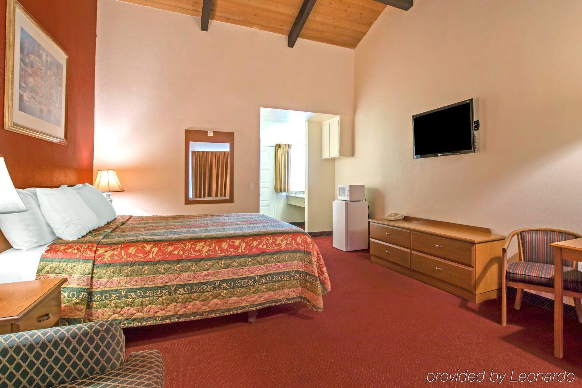 Rodeway Inn Fallbrook Downtown Exterior foto